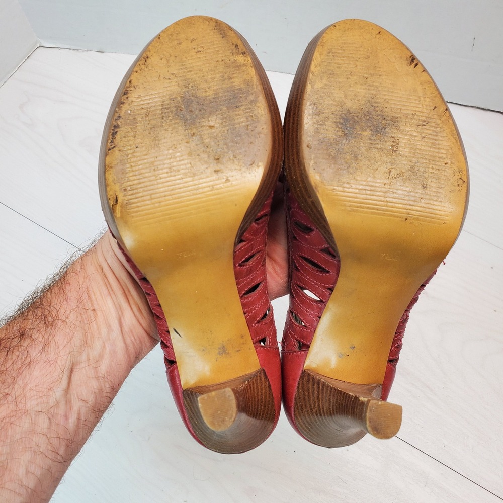 Guess Cherry Red Leather Peep Toe Platform Pumps Laser Cut Heels Womens 7.5M - Picture 11 of 11